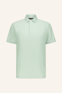 Hellblaues Jack Nicklaus Polo mit weißen Streifen und Kragen, aus festem Baumwollstoff, sichtbar auf dem Bild.