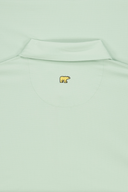 Herren Polo-Shirt von Jack Nicklaus mit gestreiftem Design, aus festem Stoff, in neutralen Farben, auf einem weißen Hintergrund.