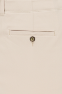 Graue kurze Golfshorts von Jack Nicklaus, aus glattem Stoff, mit Gürtel und seitlichen Taschen, für Damen und Herren.