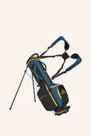 Einzel-Eisen HEAVEN Six G von Big Max, schwarzes Golfeisen mit modernem Design, auf einem Golftisch liegend.