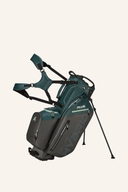 Leichter Big Max Dri Lite Hybrid Plus Golftasche mit mehreren Fächern und stabilem Tragegriff auf einem golfplatz.