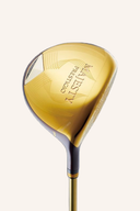 Majesty Prestigio XIV Fairwayholz mit Holzschaft und schwarzer Oberfläche, liegend auf grünem Golfplatz, Detailaufnahme