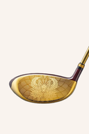 Majesty Prestigio XIV Driver, Golfschläger mit Schlägerkopf und Griff, auf einem Golfplatz liegend.