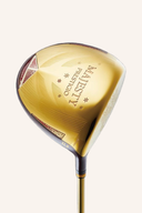 Majesty Prestigio XIV Driver, Golfschläger mit schwarzem Schlägerkopf und Griff, auf gepflegtem Golfplatz liegend.