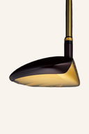 Majesty Prestigio XIV Fairwayholz mit Holzschaft, liegender Position, schwarzem Schlägerkopf und grünem Golfplatz-Hintergrund