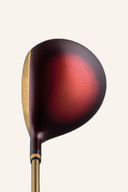 Majesty Prestigio XIV Fairwayholz mit Holzschaft, glänzende schwarze Oberfläche, liegend auf grünem Golfplatz, Nahaufnahme.
