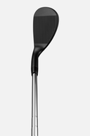 Schwarze Wedge-Sandale von Majesty mit breitem Riemen und keilförmigem Absatz, oberer Blick auf das Design.