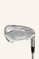 Cleveland Smart Sole 4.0 Wedge Chipper Golfclub, lässiges Design, auf dem Rasen liegend, mit Griff und Schlagfläche sichtbar