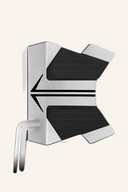 Scotty Cameron Phantom 11 Putter, Nahaufnahme des Putterkopfs mit schwarzen Griffen und klassischen Designmerkmalen.