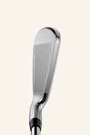 Cobra Aerojet Silver Eisensatz mit zwei silberfarbenen Eissätzen für den Sport, auf einem weißen Hintergrund sichtbar