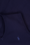 Ralph Lauren RLX Sweater-Vest, eleganter Pullunder aus weichem Material, gewebt mit feinen Details, auf einem neutralen Hintergrund.