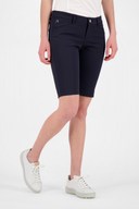 Alberto MONA-K 3xDRY® kurze Golfshorts, atmungsaktive und schnelle Trocknung, in neutralem Design, vor schwarzem Hintergrund.