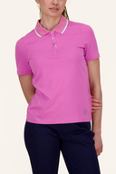 Kurzes Poloshirt von Golfers Paradise, bequemes T-Shirt mit Kragen und Knöpfen, in attraktiver Farbe, auf weißem Hintergrund.