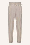 Lange Nicole 7/8 Hose von Golfers Paradise, bequem und stilvoll, in dunkler Farbe, Detailaufnahme der Stoffstruktur.