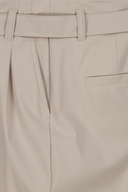 Lange Nicole 7/8 Hose von Golfers Paradise, bequem und stilvoll, in einem neutralen Farbton, auf einem weißen Hintergrund.