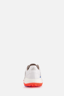 Adidas Tour360 22 Golfschuhe aus Leder mit weißer Sohle und Schnürung, geeignet für Golfspieler, auf glattem Boden.