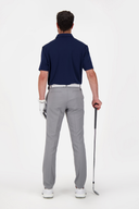 Adidas Ultimate 365 Tapered Golfhose, lange Hosen aus atmungsaktivem Material, perfekt für das Golfspiel, in neutralem Farbton.