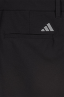 Adidas Ultimate365 8,5-Zoll Golfshorts, kurze Hosen für Damen, aus atmungsaktivem Material, auf einem weißen Hintergrund.