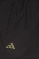 Lange Adidas RAIN.RDY Golfhose in dunkelgrün mit elastischem Bund und Reißverschlusstaschen, für sportliches Golf-Outfit.