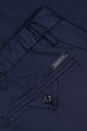 Lange Jump-G Light Cotton Golfhose von Alberto, aus leichtem Baumwollstoff, in Grau mit geradem Schnitt, sichtbarer Bund und Taschen.