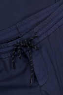 Lange CLARA Hose von Alberto, aus weichem Stoff, in einer neutralen Farbe, detailreich sichtbar auf dem Bild.