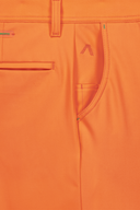 Alberto Earnie FX4 Dry Cooler® Golfshorts, kurze Hosen aus atmungsaktivem Material, in neutralem Farbton, vor weißem Hintergrund.