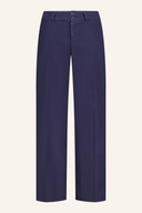 Lange Leinen Twill Hose der Marke Alberto, in neutralem Farbton, zeigt die Passform und Details der schicken Damenhose.