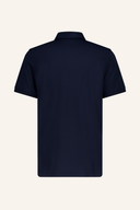 Boger Timo Polo in blau, kurzärmeliges Herren-Poloshirt aus Baumwolle mit Kragen und Knopfleiste, auf weißem Hintergrund.