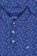 Meyer Phil Poloshirt in Blau, kurze Ärmel und Polo-Kragen, aus Baumwolle, auf einem weißen Hintergrund.