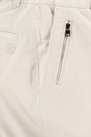 Lange Bogner Novak Golfhose in beiger Farbe mit Gürtel und Taschen, sportlich und bequem für das Golfspiel.