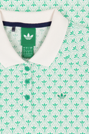Adidas All Over Trefoil Polo T-Shirt in weiß mit ikonischem Trefoil-Muster und Polokragen, auf weißem Hintergrund.