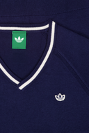 Adidas Originals Kaschmir-Pullover, warm und bequem, in neutraler Farbe, mit Rundhalsausschnitt und Adidas-Logo.