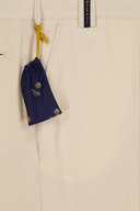Lange Meyer Hose aus der Augusta Kollektion, detaillierte Stoffstruktur sichtbar, bequemes Design, modischer Schnitt.