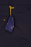 B-Maui Shorts von Meyer, kurze Hosen aus leichtem Stoff, blau mit Blumenmuster, auf einem weißen Hintergrund fotografiert.