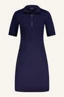 Halbarmiges Golfkleid von MDC Sportwear, bequemes Damenkleid mit kurzen Ärmeln für den Golfsport, auf einem weißen Hintergrund.