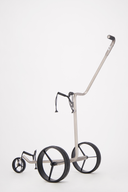 Elektrotrolley G Titan 2.0 von JuCad, elektrischer Golfwagen mit robustem Design, im Einsatz auf dem Golfplatz.