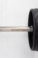JuCad G Titan 2.0 Elektrotrolley mit robustem Rahmen und Steuerung für einfaches Golfbag-Transport, elektrisch betrieben.