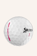 Weiche Srixon Golfbälle 2023, liegend auf grünem Rasen, mit weißem Design und glatter Oberfläche.