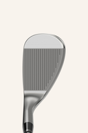 Cleveland RTZ Tour Satin Wedge, Golfschläger mit satinierter Oberfläche und vielseitiger Keilform, auf einem Golfplatz.