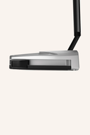 TaylorMade Spider GT Max Putter mit schwarzem Griff und weißen Zielen auf grünem Golfplatz, Nahaufnahme der Putter-Kopf.