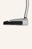 TaylorMade Spider GTX Putter auf einem Golfplatz, zeigt den schwarzen Putter mit roter Akzentuierung, ideal für präzises Putten.