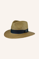 Olivgrüner Panama-Hut mit eleganten Rissen, modisches Accessoire für stilvolle Outfits, aus weichem Material gefertigt.
