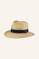 Panama-Hut mit modischem Riss-Design, leichter Hut aus Stoff, ideal für stilvolle Sommermode, auf hellgrauem Hintergrund.