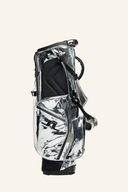 J. Lindeberg Standbag Golftasche mit stabilen Standfüßen und mehreren Fächern, schwarzes Design, perfekt für den Golfplatz