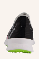 Fußjoy Fuel Junior Golfschuhe in Weiß mit grünem Akzent, bequeme Sportschuhe für junge Golfer, seitliche Logo-Details sichtbar