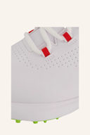 Footjoy Fuel Junior Golfschuhe in Weiß mit grünem Akzent, atmungsaktive Golfschuhe für Kinder, mit rutschfester Sohle.