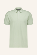 Hillside Poloshirt von Abacus, grüne Polo mit Kragen und Knopfleiste, getragen von einer Person in einem Outdoor-Setting