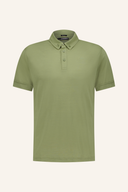 J. Lindeberg Paz Polo, bequemes Poloshirt aus weichem Stoff mit Kragen und Knopfleiste, in hellem Farbton.