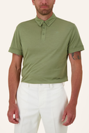 Paz Polo von J. Lindeberg, elegantes Poloshirt in Blau mit Knopfleiste und Kragen, auf hellem Hintergrund fotografiert