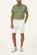 J. Lindeberg Paz Polo, klassisches Poloshirt in neutraler Farbe mit Kragen und Knopfleiste, auf einem weißen Hintergrund.
